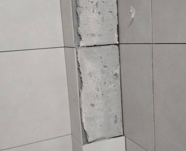 延庆瓷砖空鼓维修公司分享下瓷砖施工前基层浇水润湿程度不足，可能导致以下问题
